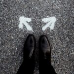 基本的には、「二者択一の決定を迫る人」を信用してはいけない。